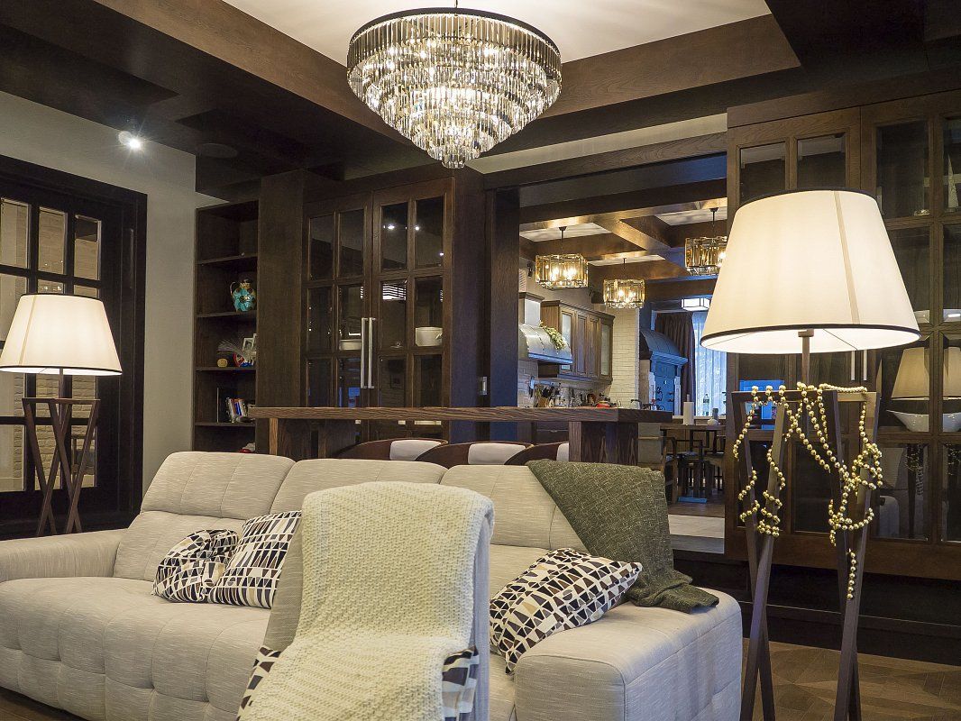 Дизайн интерьера гостиной с белым диваном