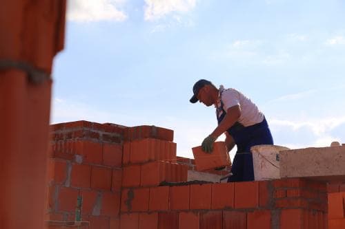 Преимущества и польза строительства домов из керамоблоков