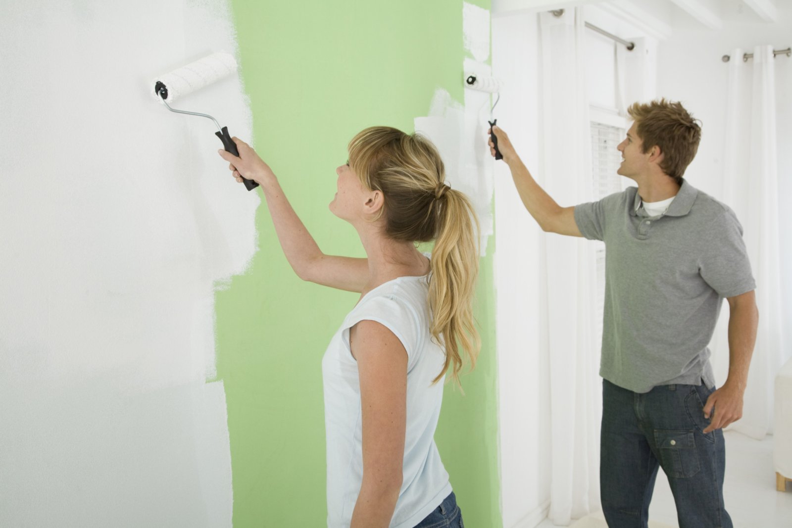 Как красить стены в комнате для гостей?