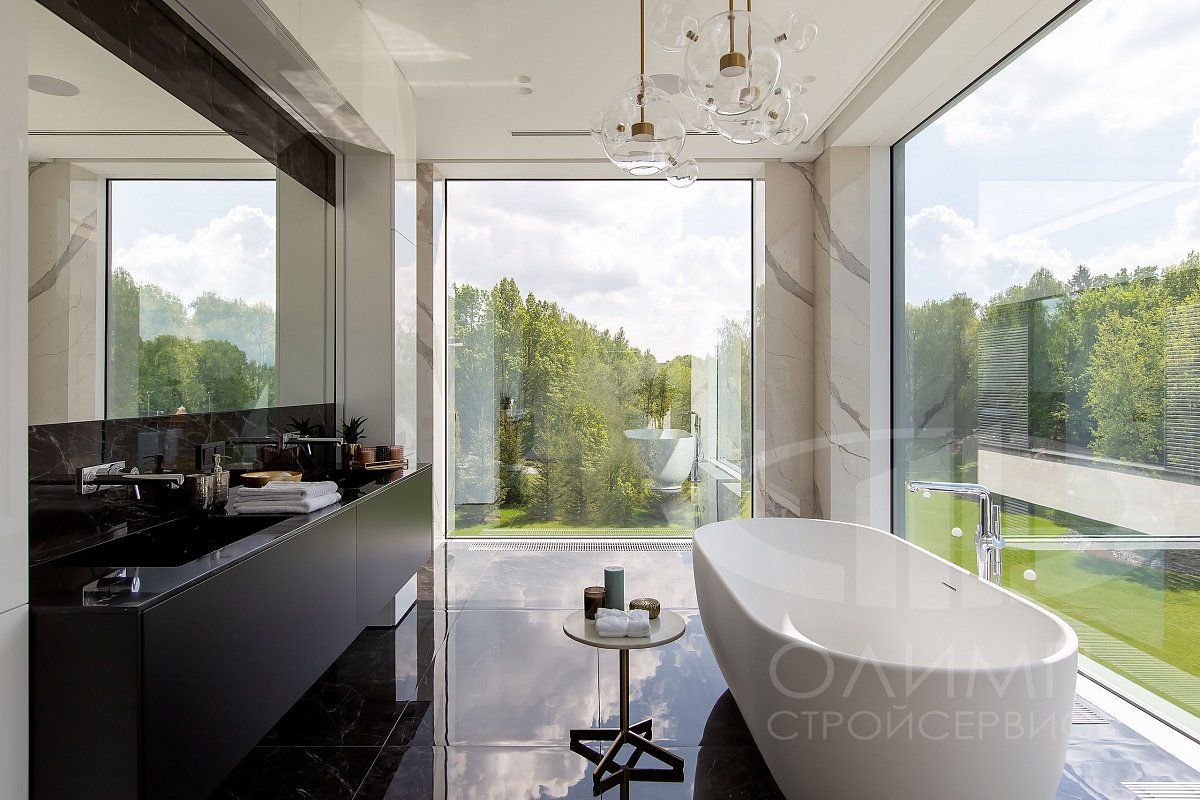 Большая ванная с панорамными окнами